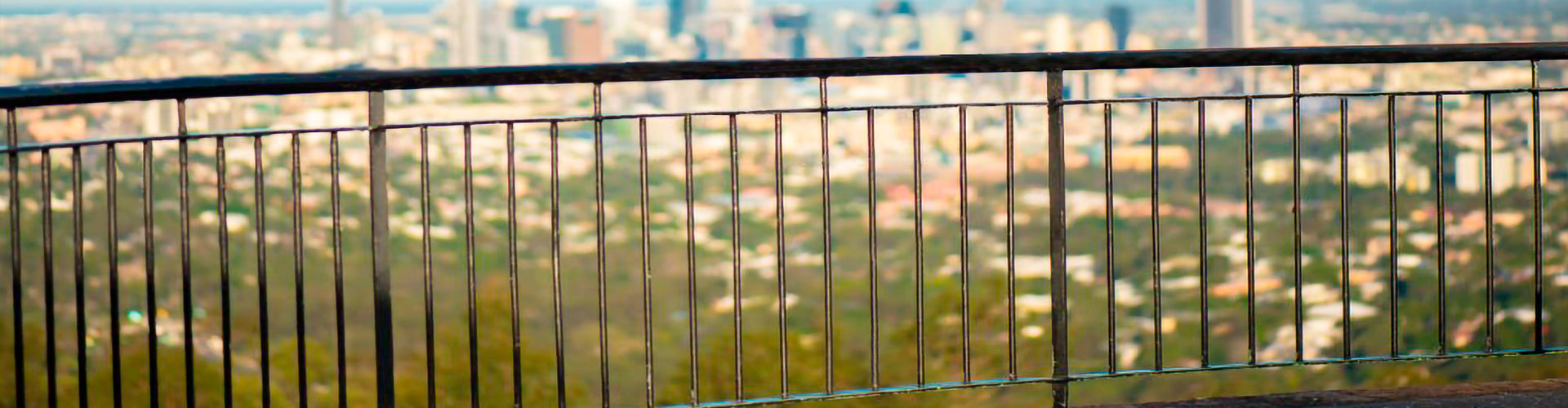 ¿Por qué se instalan barandas en terrazas y balcones?