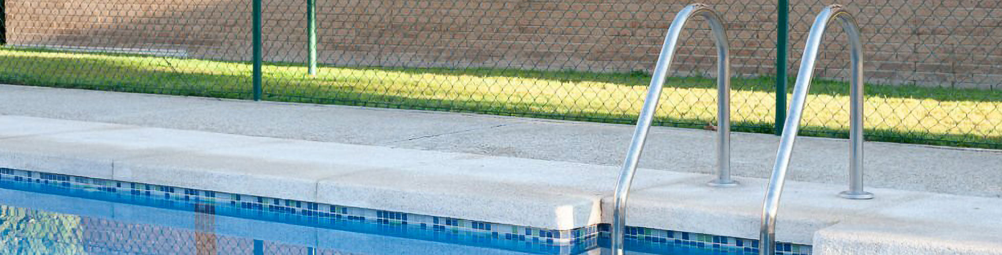 Razones para optar por una valla metálica para piscinas