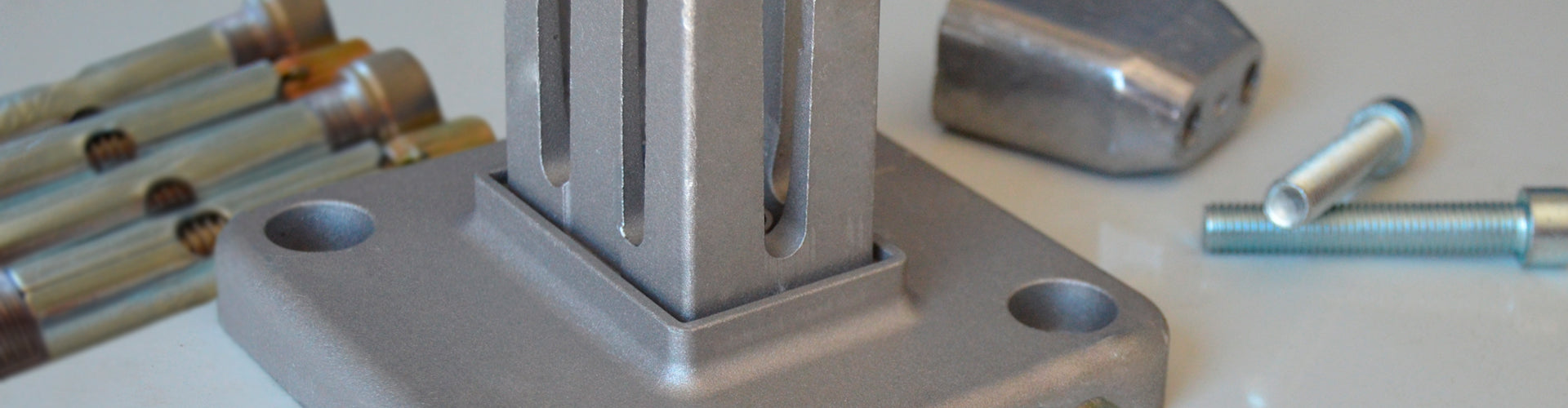 ¿Qué tornillos utilizar con una base para postes metálicos?