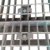 Detalle de grapa unión de dos rejillas tramex