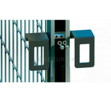 Detalle de eje en puerta de mallazo premium galvanizada