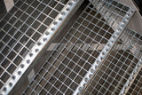 Peldaños tramex instalados en nave industrial