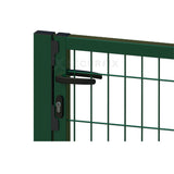 Detalle de cerradura y maneta en puerta mallazo verde